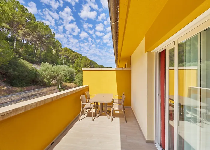 Flor Almendros فندق 3*